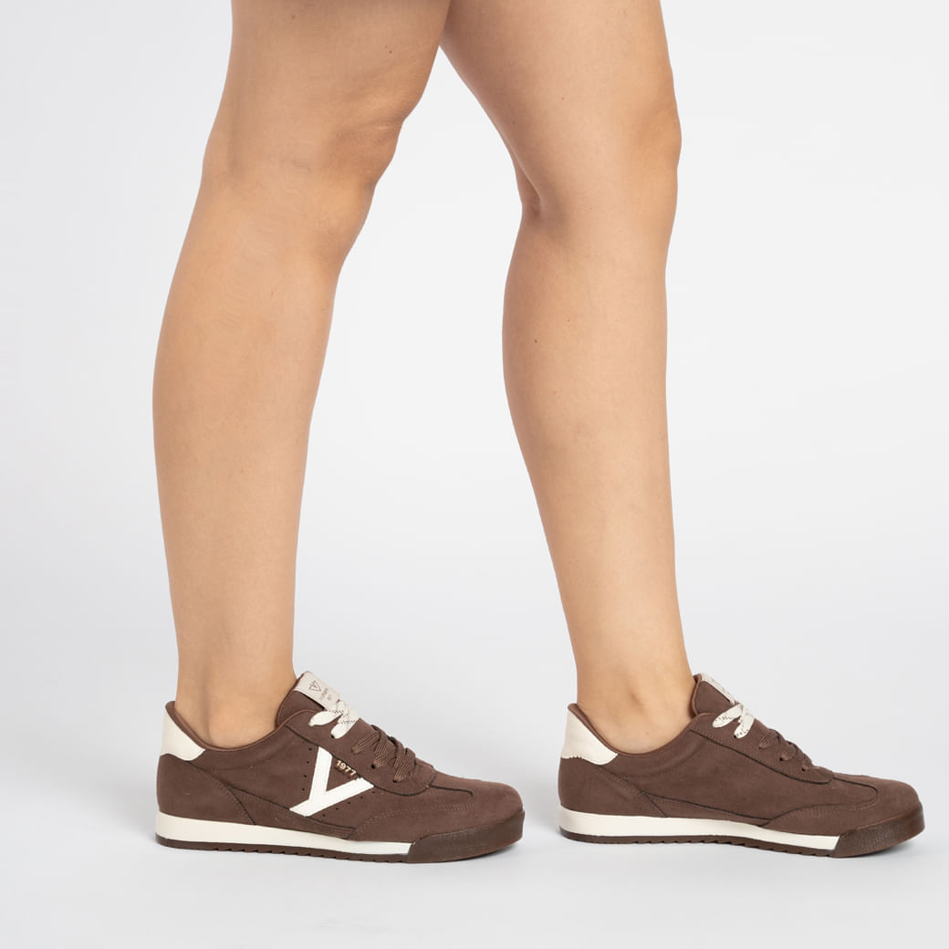 Tênis casual feminino Via Marte em couro camurça marrom, vista lateral com logo branco